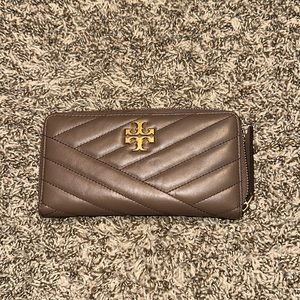 KIRA CHEVRON ZIP CONTINENTAL WALLET